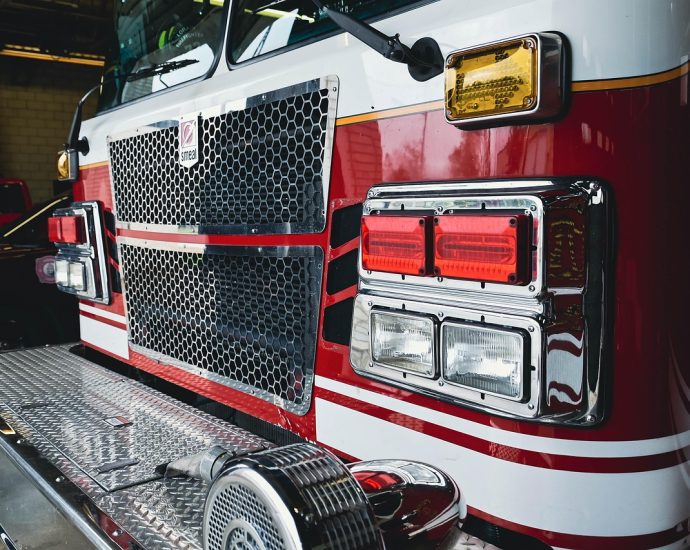 Dinas Damkar Lingga Bersihkan Material Longsor di Gedung DPRD