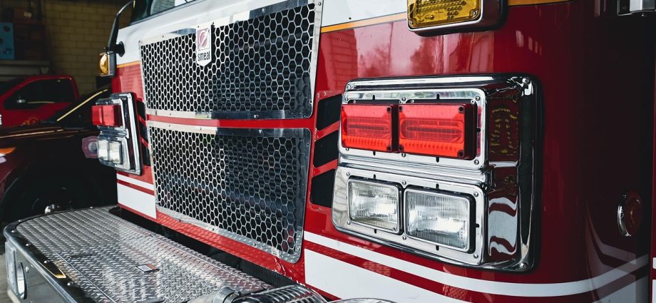 Dinas Damkar Lingga Bersihkan Material Longsor di Gedung DPRD